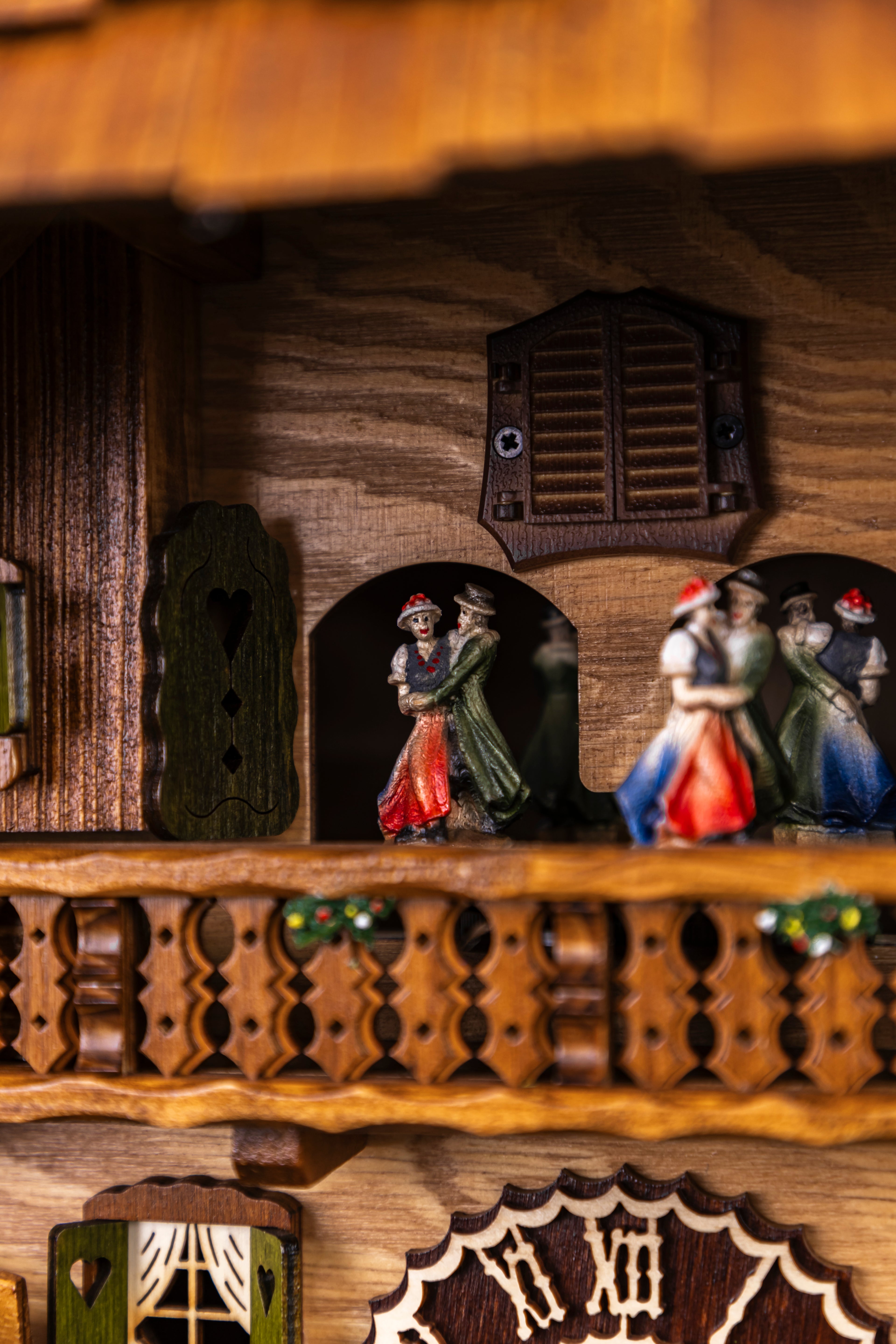 KQ 33 - Wood Cutter with Lady